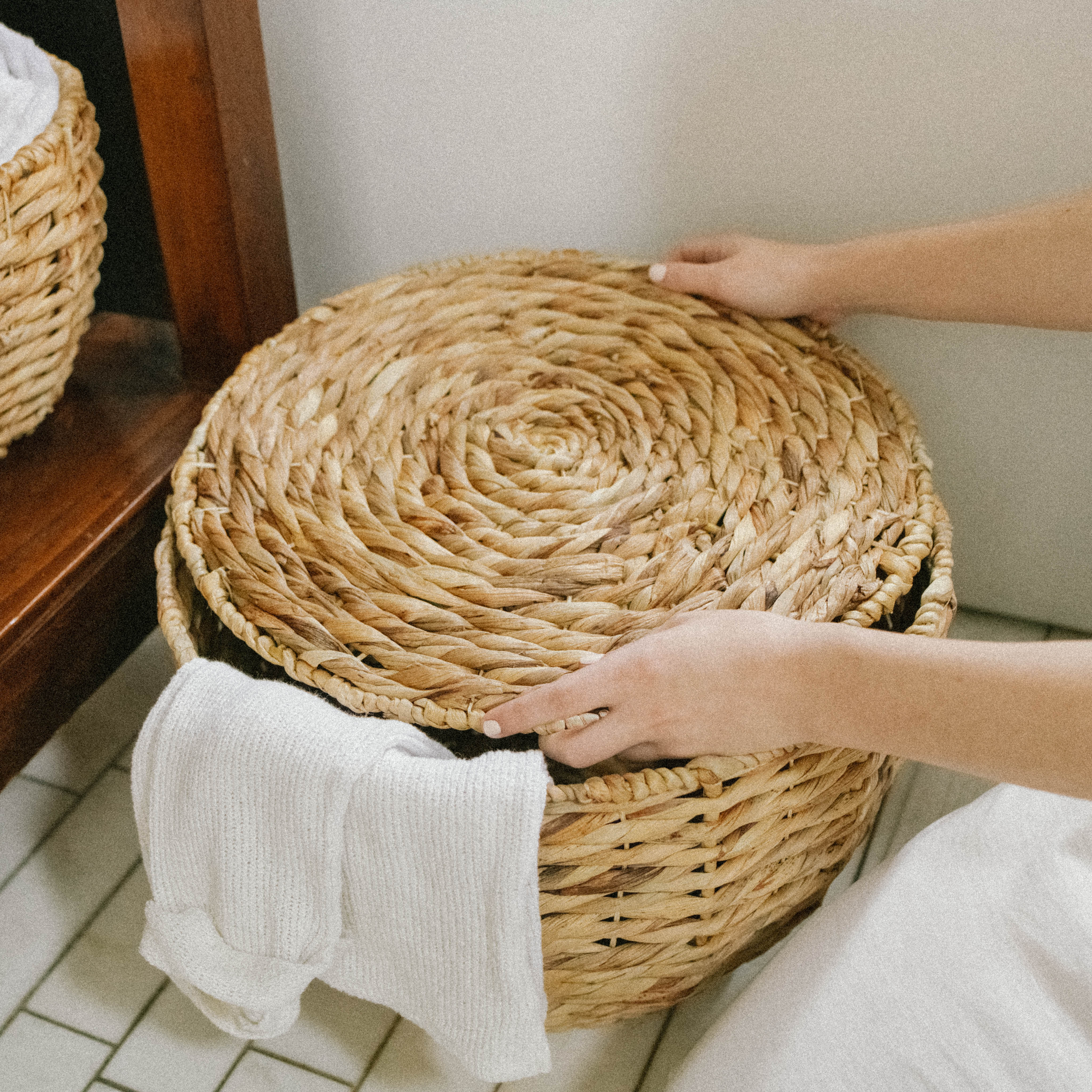 Large Round Water Hyacinth Baskets with Lids, Set of 3 - Image 9